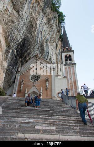 Italie, Ferrara di Monte Baldo - 03 juin 2018 : vue de face de l'église construite en montagne, entrée au sanctuaire de Madonna della Corona sur Ju Banque D'Images