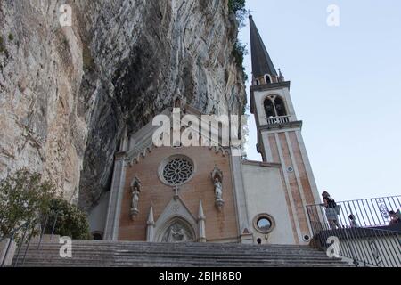 Italie, Ferrara di Monte Baldo - 03 juin 2018 : vue de face de l'église construite en montagne, entrée au sanctuaire de Madonna della Corona sur Ju Banque D'Images