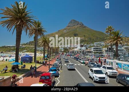 Trafic et plage, camps Bay, Cape Town, Afrique du Sud Banque D'Images