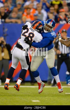 15 septembre 2013 : l'attaque défensive des Giants de New York, Linval Joseph (97), attaque les Broncos de Denver qui reviennent au ballon de golf (28) pendant la seconde moitié Banque D'Images