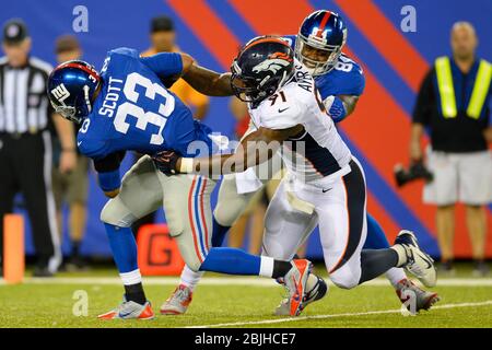 15 septembre 2013 : les New York Giants qui reviennent à Da'Rel Scott (33) se détournent de l'extrémité défensive de Denver Broncos Robert Ayers (91) pour un dur de touche Banque D'Images