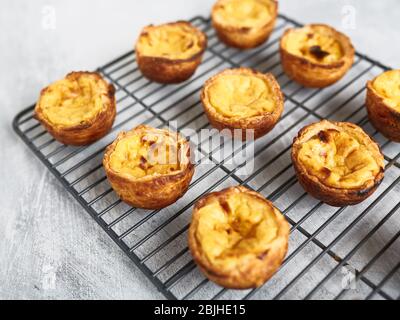 Tartes de gardien d'œufs portugais, Pastais de Nata, sur un support de refroidissement Banque D'Images