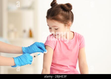 Concept de vaccination. Femme médecin vacciner mignonne petite fille en clinique Banque D'Images