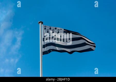 St Malo, France - 02 novembre 2014 : le drapeau de la Bretagne. 5 bandes noires représentent des zones francophones ou gallo-parSpeaking; 4 bandes blanches représentent le breton Banque D'Images