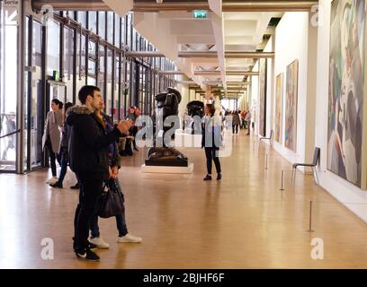 PARIS, FRANCE - 29 AVRIL 2017 : les gens dans la salle du célèbre Centre Georges Pompidou Banque D'Images