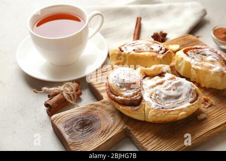 Belle composition avec des petits pains de cannelle maison sur table Banque D'Images