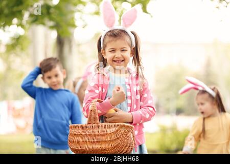 Les enfants s'amusent dans le parc. Concept de chasse aux œufs de Pâques Banque D'Images