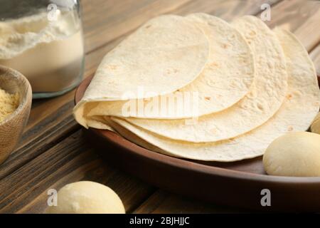 Délicieux tortillas et boules de pâte sur la table de cuisine Banque D'Images