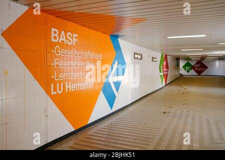 Ludwigshafen, Allemagne. 27 avril 2020. Dans un passage inférieur déserté à l'usine principale de la société chimique BASF, un panneau avec l'inscription 'BASF' est situé. Le 30 avril 2020, la société annoncera ses chiffres financiers pour le premier trimestre de cette année. Crédit: Uwe Anspach/dpa/Alay Live News Banque D'Images