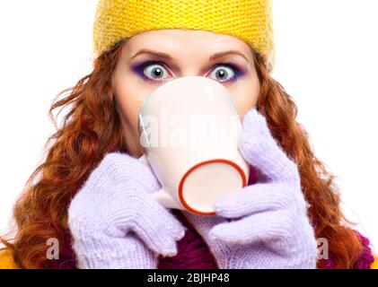 Jeune femme portant des vêtements d'hiver avec une tasse de chocolat chaud ou de café ou de thé Banque D'Images