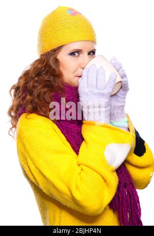 Jeune femme portant des vêtements d'hiver avec une tasse de chocolat chaud ou de café ou de thé Banque D'Images