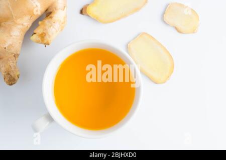 thé au gingembre chaud bière au gingembre en verre avec tranche de gingembre sur fond blanc Banque D'Images