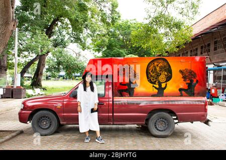 RATCHABURI, THAÏLANDE - 24 SEPTEMBRE : les voyageurs thaïlandais prennent des photos avec la voiture de ramassage Nang Yai Wat Khanon shadow Puppets jouent de la publicité à Khanon te Banque D'Images