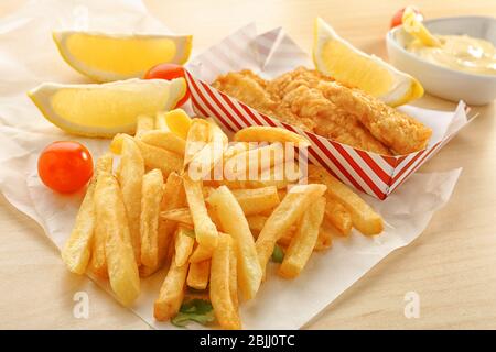 Tas de chips de pommes de terre et de poisson frit sur la table Banque D'Images