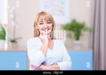 Portrait d'une jolie femme mûre à l'intérieur Banque D'Images