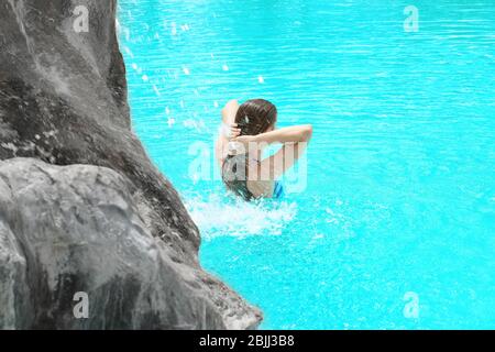 Beau young woman in swimming pool Banque D'Images