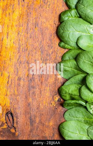 Feuilles d'épinards pour bébés. Épinards verts sur table en bois. Vue de dessus. Banque D'Images