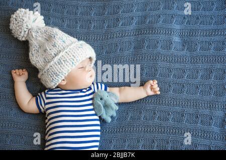 Cute little baby sleeping on bed Banque D'Images