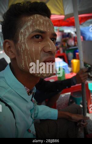 Homme avec Thanaka coller sur son visage, Yangon, Myanmar (Birmanie), Asie du Sud-est. Banque D'Images