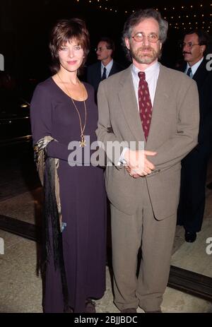 LOS ANGELES, CA. c. 1993: Directeur Steven Spielberg & épouse actrice Kate Capshaw. Photo du fichier © Paul Smith/Featureflash Banque D'Images