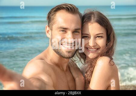 Beau couple jeune prenant selfie à la station balnéaire Banque D'Images