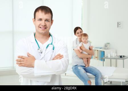 Portrait du médecin de famille et de la bonne mère avec un bébé sain à l'hôpital Banque D'Images