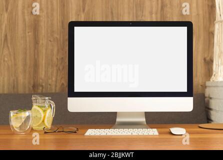 Travailler à domicile sur un ordinateur. Maquette d'écran Banque D'Images