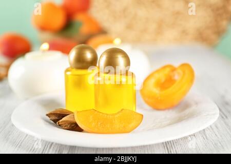 Composition avec deux bouteilles d'huile de grains d'abricot sur la table Banque D'Images