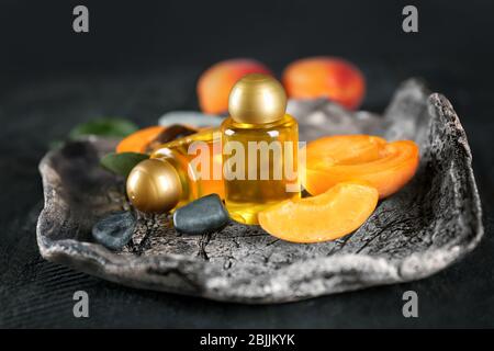 Composition avec deux bouteilles d'huile de grains d'abricot sur la table Banque D'Images