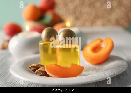 Composition avec deux bouteilles d'huile de grains d'abricot sur la table Banque D'Images