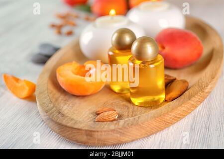 Composition avec deux bouteilles d'huile de grains d'abricot sur la table Banque D'Images