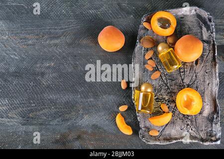 Composition avec deux bouteilles d'huile de grains d'abricot sur la table Banque D'Images