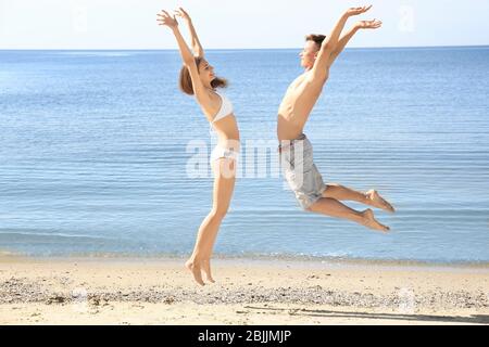 Un couple jeune et heureux sur la plage de la mer au complexe Banque D'Images