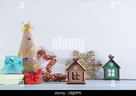 Décorations de Noël tendance sur fond clair Banque D'Images