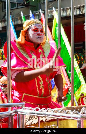 Khon Kaen, Thaïlande - 21 novembre 2009. Batteur dans la parade du festival de la soie. Le festival est un événement annuel. Banque D'Images