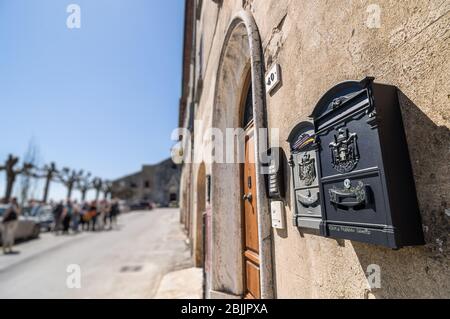 Boîte aux lettres décorative avec armoiries à Montepulciano, Toscane, Italie. Banque D'Images