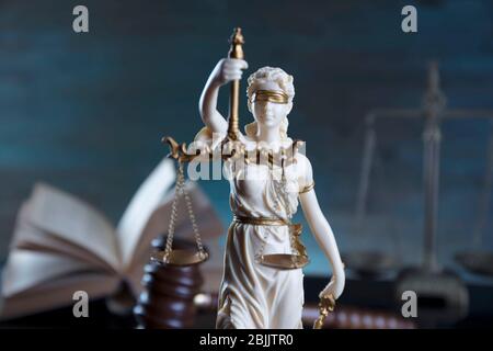 Thème droit et justice. Statue de THEMIS dans le bureau du juge. Banque D'Images