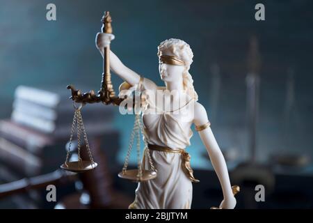 Thème droit et justice. Statue de THEMIS dans le bureau du juge. Banque D'Images