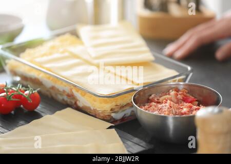 Lasagnes à viande prêtes à cuire sur table, à proximité Banque D'Images