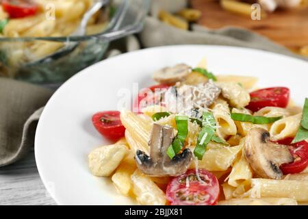 Assiette avec délicieux tetrazzini de dinde rôtie sur la table Banque D'Images