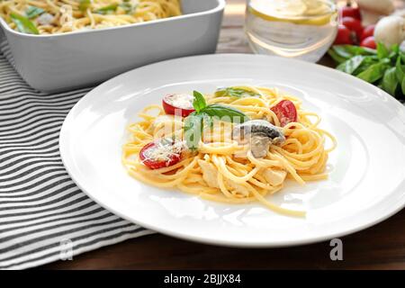 Assiette avec délicieux tetrazzini de dinde rôtie sur la table Banque D'Images