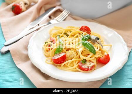 Assiette avec délicieux tetrazzini de dinde rôtie sur la table Banque D'Images