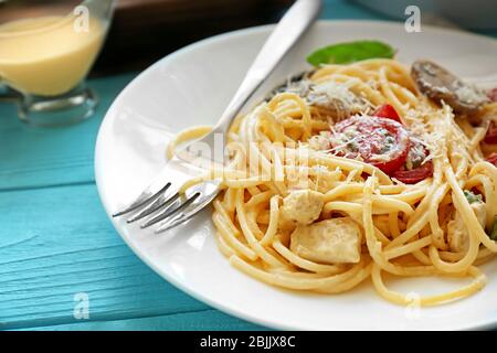 Assiette avec délicieux tetrazzini de dinde rôtie sur la table Banque D'Images