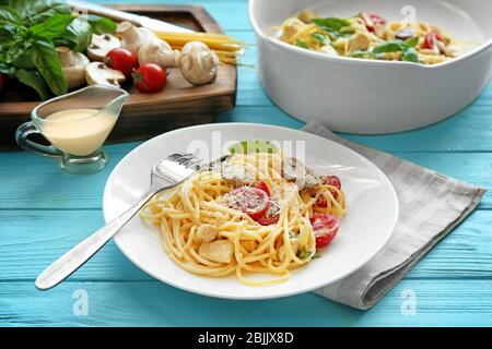 Assiette avec délicieux tetrazzini de dinde rôtie sur la table Banque D'Images