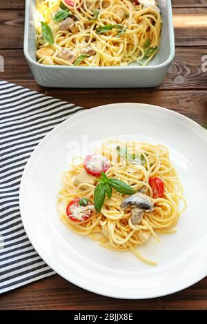 Assiette avec délicieux tetrazzini de dinde rôtie sur la table Banque D'Images