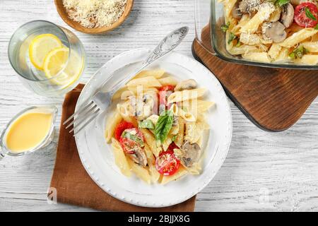 Assiette avec délicieux tetrazzini de dinde rôtie sur la table Banque D'Images