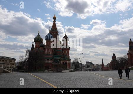 Moskau, Russie. 27 avril 2020. Deux policiers russes patrouillent la cathédrale Saint-Basile sur la place Rouge et vérifient que les couvre-feux stricts, qui sont en vigueur dans la capitale depuis des semaines, sont observés. Crédit: Ulf Mauder/dpa/Alay Live News Banque D'Images