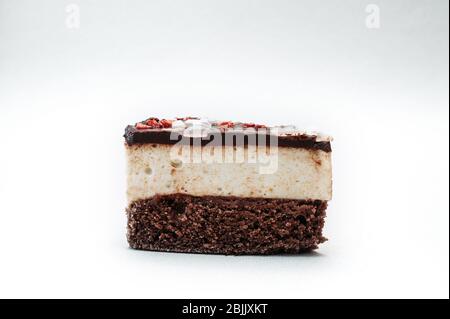 Gâteau au dessert « lait d'oiseau ». Un morceau de gâteau au chocolat. Banque D'Images
