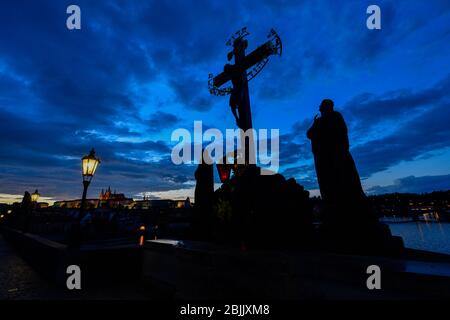Prague, République tchèque. 29 avril 2020. La statuaire de la Croix-Saint-Georges avec Calvaire sur le pont Charles et le château de Prague, à gauche, sont visibles le 29 avril 2020, à Prague, en République tchèque. Crédit: Vit Simanek/CTK photo/Alay Live News Banque D'Images
