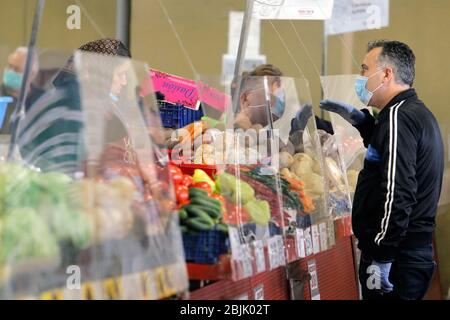 Bucarest, Roumanie. 29 avril 2020. Un homme portant un masque de visage dans un marché à Bucarest, Roumanie, le 29 avril 2020. La Roumanie va lever le verrouillage national après le 15 mai, date à laquelle l'état d'urgence prendra fin, a annoncé récemment le président Klaus Iohannis. Crédit: Cristian Cristel/Xinhua/Alay Live News Banque D'Images
